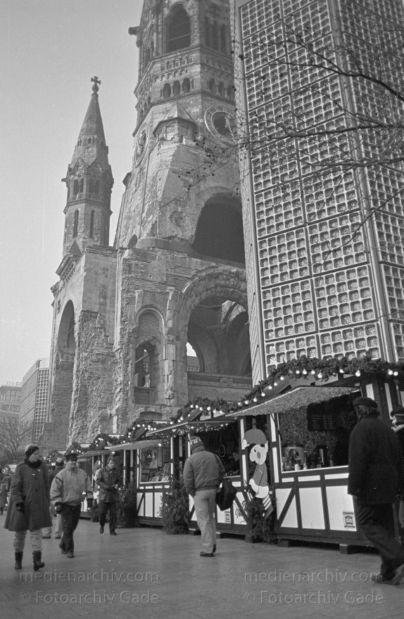 Berlin. Charlottenburg. Breitscheidplatz. Weihnachtsmarkt. Kaiser-Wilhelm-Gedächtnis-Kirche
25. Dezember 1992. Berlin. Charlottenburg. Breitscheidplatz. Weihnachtsmarkt. Kaiser-Wilhelm-Gedächtnis-Kirche
Schlüsselwörter: Berlin;Charlottenburg;Deutschland;Germany;Kaiser-Wilhelm-Gedächtnis-Kirche;Rummel;1992;Weihnachtsmarkt