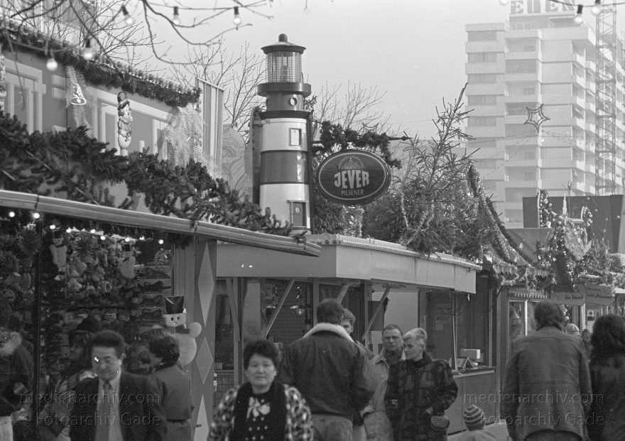 Berlin. Charlottenburg. Breitscheidplatz. Weihnachtsmarkt.
25. Dezember 1992. Berlin. Charlottenburg. Breitscheidplatz. Weihnachtsmarkt.
Schlüsselwörter: Berlin;Charlottenburg;Deutschland;Germany;Rummel;1992;Weihnachtsmarkt