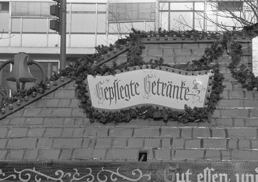 Berlin. Charlottenburg. Breitscheidplatz. Weihnachtsmarkt.
25. Dezember 1992. Berlin. Charlottenburg. Breitscheidplatz. Weihnachtsmarkt.
Schlüsselwörter: Berlin;Charlottenburg;Deutschland;Germany;Rummel;1992;Weihnachtsmarkt
