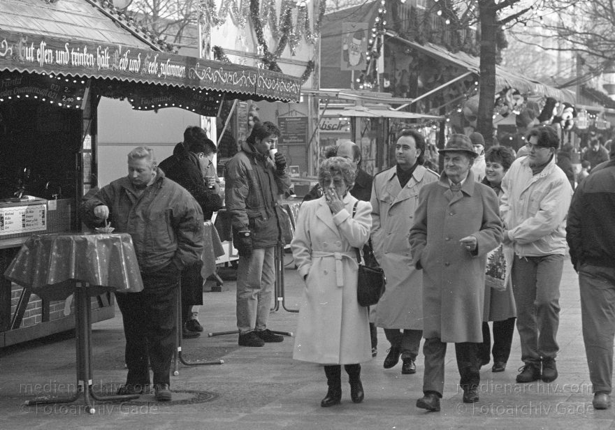 Berlin. Charlottenburg. Breitscheidplatz. Weihnachtsmarkt.
25. Dezember 1992. Berlin. Charlottenburg. Breitscheidplatz. Weihnachtsmarkt.
Schlüsselwörter: Berlin;Charlottenburg;Deutschland;Germany;Rummel;1992;Weihnachtsmarkt