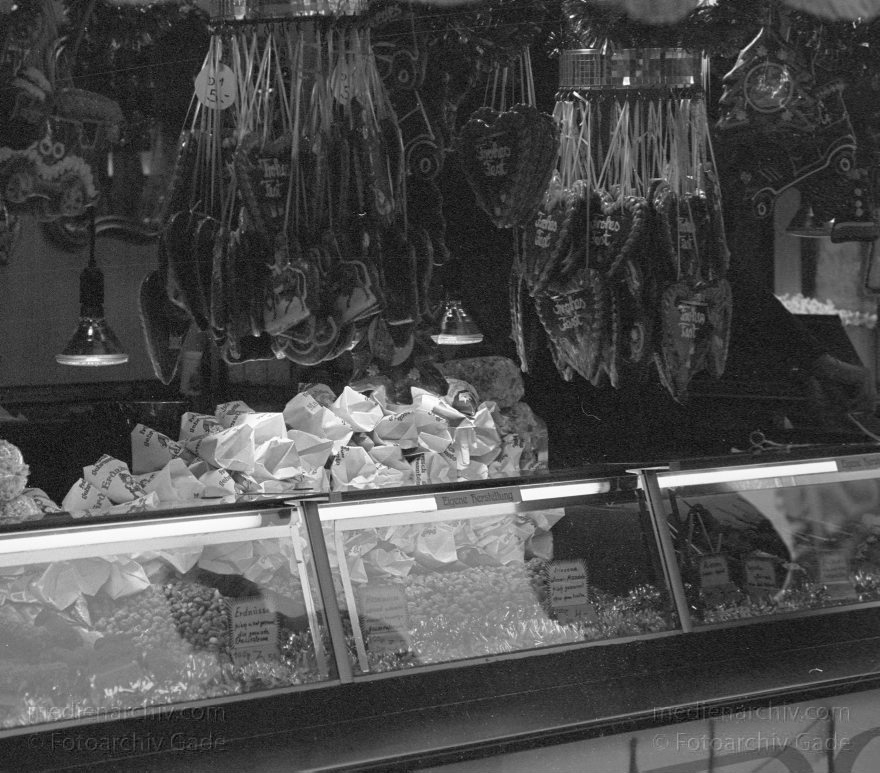 Berlin. Charlottenburg. Breitscheidplatz. Weihnachtsmarkt.
25. Dezember 1992. Berlin. Charlottenburg. Breitscheidplatz. Weihnachtsmarkt.
Schlüsselwörter: Berlin;Charlottenburg;Deutschland;Germany;Rummel;1992;Weihnachtsmarkt