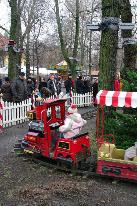 Berlin. Charlottenburg. Weihnachtsmarkt vor dem Schloss Charlottenburg.
13. 12. 2009. Berlin. Charlottenburg. Weihnachtsmarkt vor dem Schloss Charlottenburg.
Schlüsselwörter: Berlin;Charlottenburg;Deutschland;Germany;2009;Weihnachtsmarkt