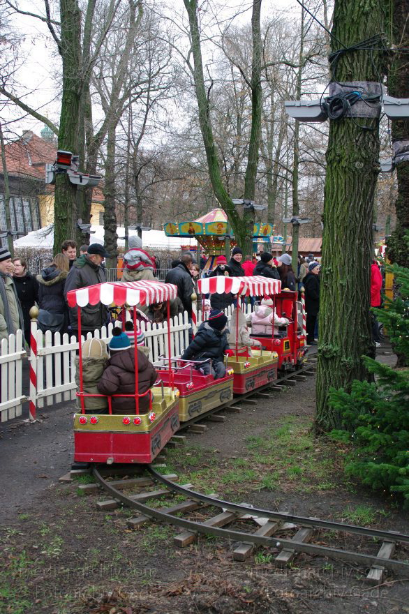 Berlin. Charlottenburg. Weihnachtsmarkt vor dem Schloss Charlottenburg.
13. 12. 2009. Berlin. Charlottenburg. Weihnachtsmarkt vor dem Schloss Charlottenburg.
Schlüsselwörter: Berlin;Charlottenburg;Deutschland;Germany;2009;Weihnachtsmarkt