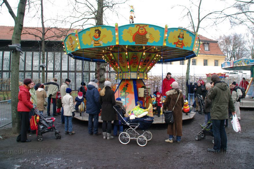Berlin. Weihnachtsmarkt vor dem Schloss Charlottenburg.Karussell
13. 12. 2009. Berlin. Charlottenburg. Weihnachtsmarkt vor dem Schloss Charlottenburg. Karussell
Schlüsselwörter: Berlin;Charlottenburg;Deutschland;Germany;Karussell;2009;Weihnachtsmarkt