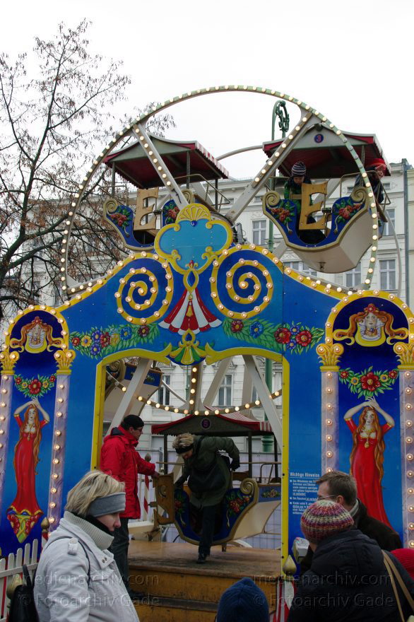 Berlin. Weihnachtsmarkt vor dem Schloss Charlottenburg.
13. 12. 2009. Berlin. Charlottenburg. Weihnachtsmarkt vor dem Schloss Charlottenburg. Kleines Riesenrad.
Schlüsselwörter: Berlin;Charlottenburg;Deutschland;Germany;Riesenrad;2009;Weihnachtsmarkt
