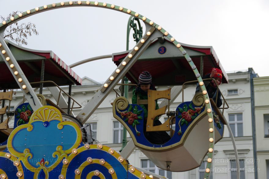 Berlin. Weihnachtsmarkt vor dem Schloss Charlottenburg
13. 12. 2009. Berlin. Charlottenburg. Weihnachtsmarkt vor dem Schloss Charlottenburg. Kleines Riesenrad
Schlüsselwörter: Berlin;Charlottenburg;Deutschland;Germany;Riesenrad;2009;Weihnachtsmarkt