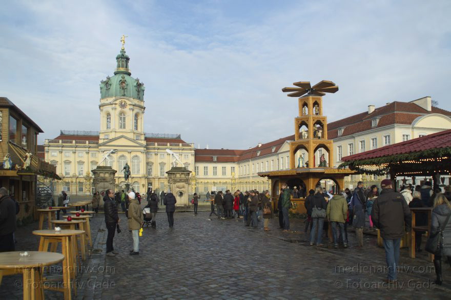 Berlin. Schloss Charlottenburg. Weihnachstmarkt beim Schloss
26. 12. 2013. Berlin. Schloss Charlottenburg. Weihnachstmarkt beim Schloss
Schlüsselwörter: Berlin;Charlottenburg;Germany;Schloss;Weihnachten;2013;Weihnachtsmarkt