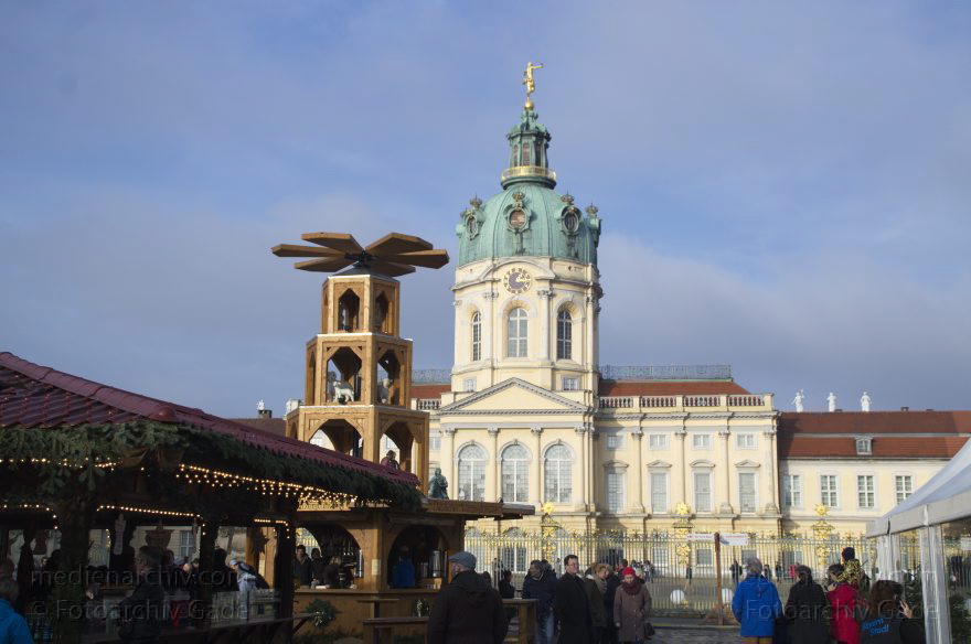 Berlin. Schloss Charlottenburg. Weihnachstmarkt beim Schloss
26. 12. 2013. Berlin. Schloss Charlottenburg. Weihnachstmarkt beim Schloss
Schlüsselwörter: Berlin;Charlottenburg;Germany;Schloss;Weihnachten;2013;Weihnachtsmarkt