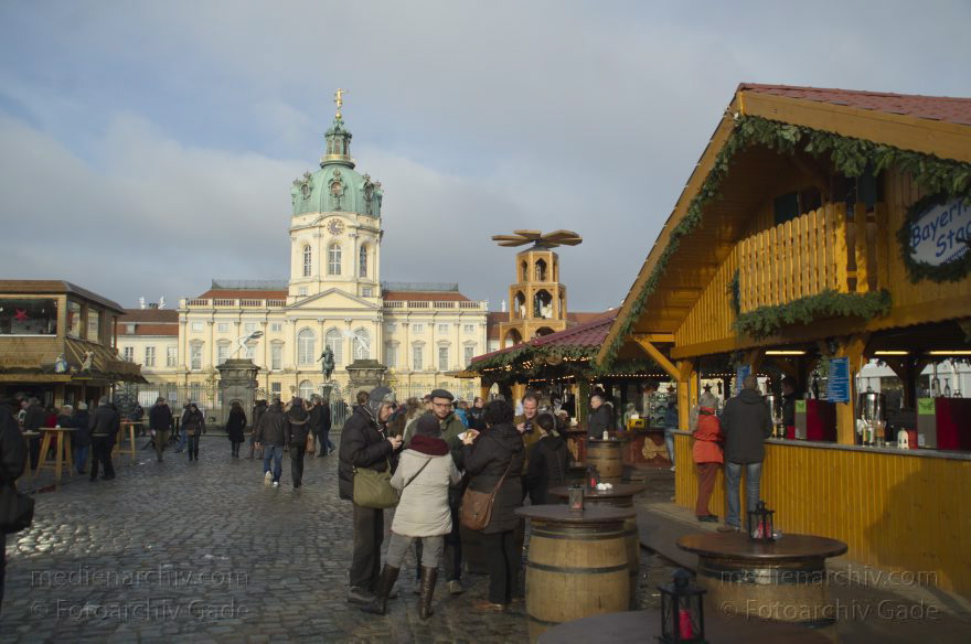 Berlin. Schloss Charlottenburg. Weihnachstmarkt beim Schloss
26. 12. 2013. Berlin. Schloss Charlottenburg. Weihnachstmarkt beim Schloss
Schlüsselwörter: Berlin;Charlottenburg;Germany;Schloss;Weihnachten;2013;Weihnachtsmarkt