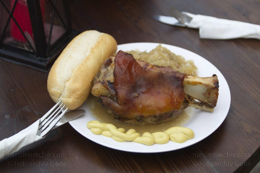 Berlin. Charlottenburg. Weihnachstmarkt beim Schloss
26. 12. 2013. Berlin. Charlottenburg. Weihnachstmarkt beim Schloss. Schweinshaxe mit Sauerkraut
Schlüsselwörter: Berlin;Charlottenburg;Germany;Sauerkraut;Schweinshaxe;Weihnachten;2013;Weihnachtsmarkt