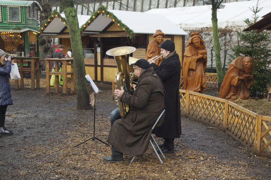 Berlin. Charlottenburg. Weihnachstmarkt beim Schloss. Musiker
26. 12. 2013. Berlin. Charlottenburg. Weihnachstmarkt beim Schloss. Blaskapelle. Musiker
Schlüsselwörter: Berlin;Blaskapelle;Charlottenburg;Germany;Musiker;Weihnachten;2013;Weihnachtsmarkt