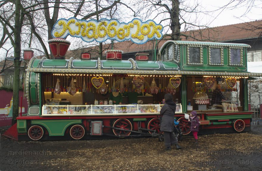 Berlin. Charlottenburg. Weihnachstmarkt beim Schloss
26. 12. 2013. Berlin. Charlottenburg. Weihnachstmarkt beim Schloss. Süßigkeiten in einer Lokomotive
Schlüsselwörter: Berlin;Charlottenburg;Germany;Lokomotive;Süßigkeiten;Weihnachten;2013;Weihnachtsmarkt