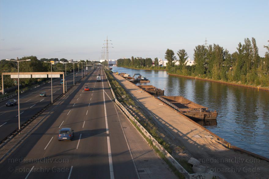 Berlin. Charlottenburg. Stadtautobahn neben dem Westhafenkanal
Juni 2005. Berlin. Charlottenburg. Stadtautobahn neben dem Westhafenkanal. Binnenschiffe
Schlüsselwörter: Autobahn;Berlin;Binnenschiffe;Charlottenburg;Deutschland;Germany;Schiffe;2005;Westhafenkanal