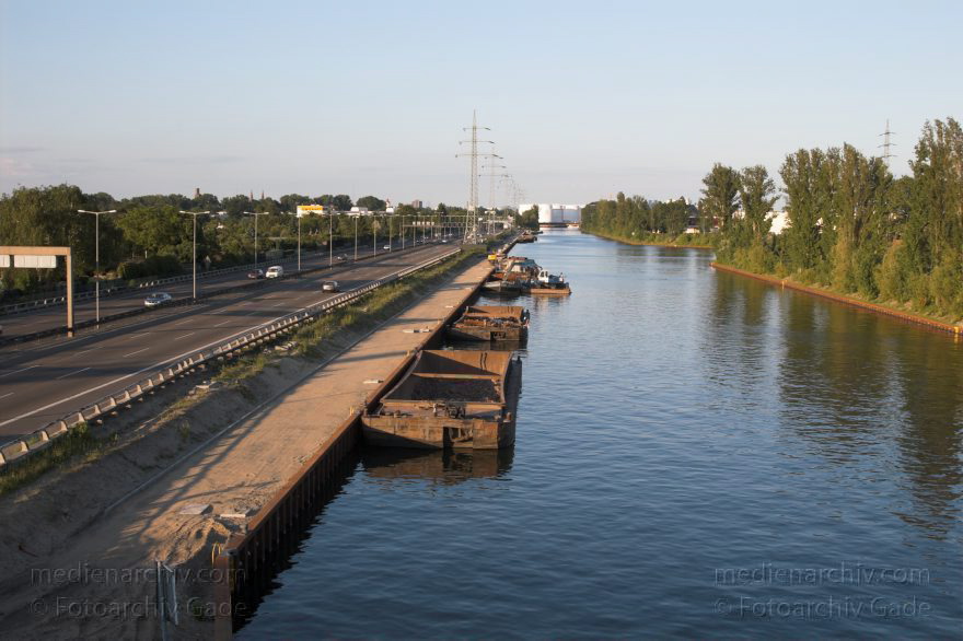 Berlin. Charlottenburg. Stadtautobahn neben dem Westhafenkanal
Juni 2005. Berlin. Charlottenburg. Stadtautobahn neben dem Westhafenkanal. Binnenschiffe
Schlüsselwörter: Autobahn;Berlin;Binnenschiffe;Charlottenburg;Deutschland;Germany;Schiffe;2005;Westhafenkanal