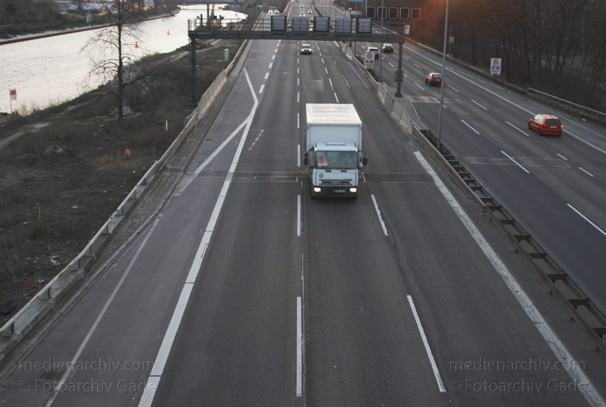 Berlin. Charlottenburg. Stadtautobahn zwischen Jakob-Kaiser-Platz und Seestraße
24. 3. 2007. Berlin. Charlottenburg. Stadtautobahn zwischen Jakob-Kaiser-Platz und Seestraße. KFZ-Verkehr. Autos.
Schlüsselwörter: Autobahn;Autos;Berlin;Charlottenburg;Deutschland;Germany;KFZ;2007;Verkehr
