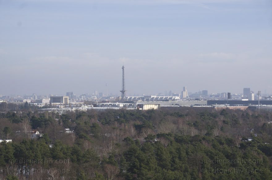 Berlin. Blick auf das Messegelände vom Drachenberg
1. 2. 2014. Berlin. Charlottenburg-Wilmersdorf. Blick auf das Messegelände vom Drachenberg
Schlüsselwörter: Berlin;Charlottenburg;Funkturm;2014;Messegelände