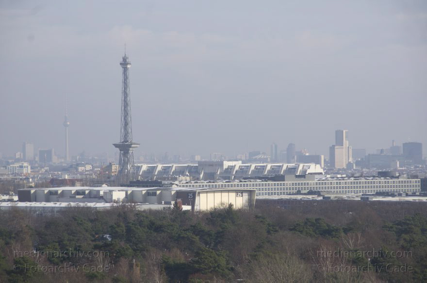 Berlin. Blick auf das Messegelände vom Drachenberg
1. 2. 2014. Berlin. Charlottenburg-Wilmersdorf. Blick auf das Messegelände vom Drachenberg
Schlüsselwörter: Berlin;Charlottenburg;Funkturm;2014;Messegelände