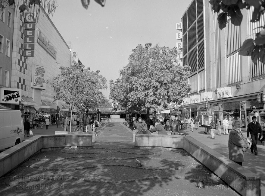 Berlin. Charlottenburg. Einkaufsstraße Wilmerdorferstraße
20. 10. 1992. Berlin. Charlottenburg. Einkaufsstraße Wilmerdorfer Straße
Schlüsselwörter: Berlin;Charlottenburg;Deutschland;Einkaufsstraße;Germany;Straße;1992;Wilmersdorfer Straße
