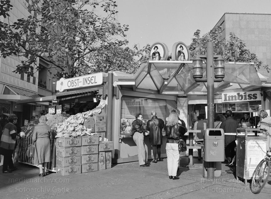 Berlin. Charlottenburg. Einkaufsstraße Wilmerdorferstraße
20. 10. 1992. Berlin. Charlottenburg. Einkaufsstraße Wilmerdorfer Straße
Schlüsselwörter: Berlin;Charlottenburg;Deutschland;Einkaufsstraße;Germany;Straße;1992;Wilmersdorfer Straße