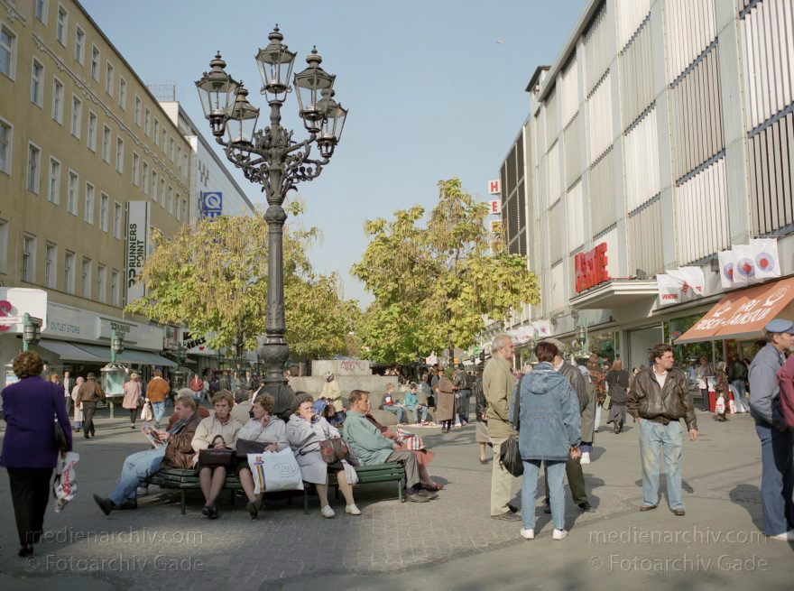Berlin. Charlottenburg. Einkaufsstraße Wilmerdorferstraße
20. 10. 1992. Berlin. Charlottenburg. Einkaufsstraße Wilmerdorfer Straße
Schlüsselwörter: Berlin;Charlottenburg;Deutschland;Einkaufsstraße;Germany;Straße;1992;Wilmersdorfer Straße