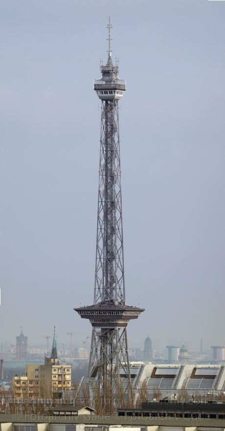 Berlin. Funkturm auf dem Messegelände
28. 1. 2015. Berlin. Charlottenburg-Wilmersdorf. Blick vom Drachenberg. (Panorama aus 5 Einzelbildern)
Schlüsselwörter: 2015;Berlin;Charlottenburg-Wilmersdorf;Funkturm;Panorama