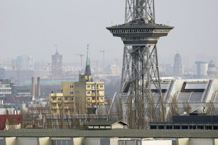 Berlin. Funkturm auf dem Messegelände
28. 1. 2015. Berlin. Charlottenburg-Wilmersdorf. Blick vom Drachenberg. Funkturm auf dem Messegelände
Schlüsselwörter: 2015;Berlin;Charlottenburg-Wilmersdorf;Funkturm;Messegelände