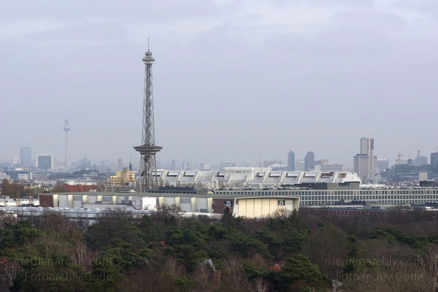 Berlin. Funkturm auf dem Messegelände
28. 1. 2015. Berlin. Blick vom Drachenberg. Funkturm auf dem Messegelände. Charlottenburg-Wilmersdorf
Schlüsselwörter: 2015;Berlin;Charlottenburg-Wilmersdorf;Funkturm;Messegelände