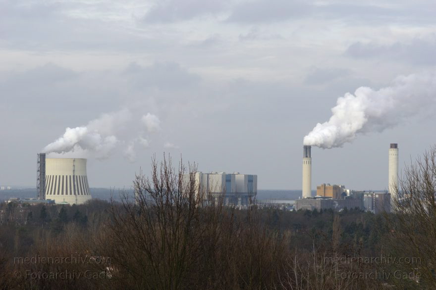 Berlin. Kraftwerk Reuter in Siemensstadt
28. 1. 2015. Berlin. Spandau. Kraftwerk Reuter in Stadtteil Siemensstadt. Blick vom Drachenberg. Schornstein. Qualmende Schlote
Schlüsselwörter: 2015;Berlin;Dampf;Kraftwerk Reuter;Schornstein;Siemensstadt;Spandau