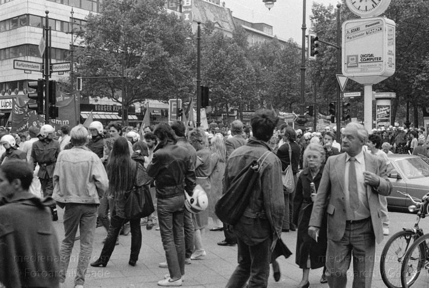 Berlin. Charlottenburg. Kurfürstendamm. Demo gegen den Präsident Ronald Reagan
11. Juni 1987. Berlin. Charlottenburg. Demonstration auf dem Kurfürstendamm. Kudamm gegen den Besuch des amerikanischen Präsidenten Ronald Reagan.
Schlüsselwörter: Berlin;Charlottenburg;Demonstration;Deutschland;Germany;Kudamm;1987;Kurfürstendamm