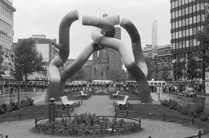 Berlin. Charlottenburg. Kurfürstendamm. Demo gegen den Präsident Ronald Reagan
11. Juni 1987. Berlin. Charlottenburg. Demonstration auf dem Kurfürstendamm. Kudamm gegen den Besuch des amerikanischen Präsidenten Ronald Reagan.
Schlüsselwörter: Berlin;Charlottenburg;Demonstration;Deutschland;Germany;Kudamm;1987;Kurfürstendamm