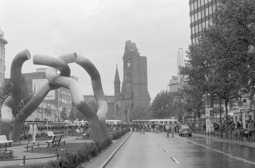 Berlin. Charlottenburg. Kurfürstendamm. Demo gegen den Präsident Ronald Reagan
11. Juni 1987. Berlin. Charlottenburg. Demonstration auf dem Kurfürstendamm. Kudamm gegen den Besuch des amerikanischen Präsidenten Ronald Reagan.
Schlüsselwörter: Berlin;Charlottenburg;Demonstration;Deutschland;Germany;Kudamm;1987;Kurfürstendamm
