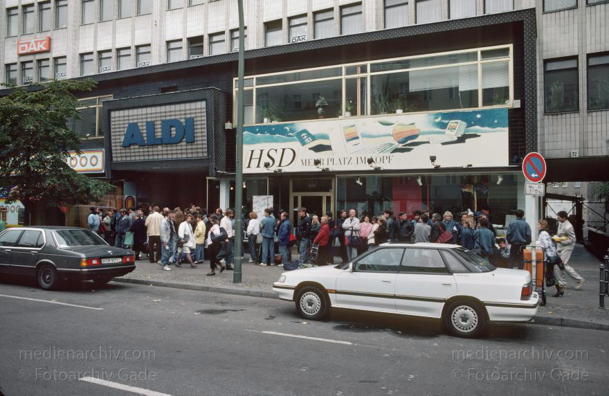 Berlin. Tiergarten. Moabit. Polnische Einkäufer in der Turmstraße bei ALDI
Oktober 1990. Berlin. Tiergarten. Moabit. Polnische Einkäufer in der Turmstraße bei ALDI
Schlüsselwörter: Aldi;Berlin;Deutschland;Germany;Moabit;Polen;Tiergarten;1989;Turmstraße