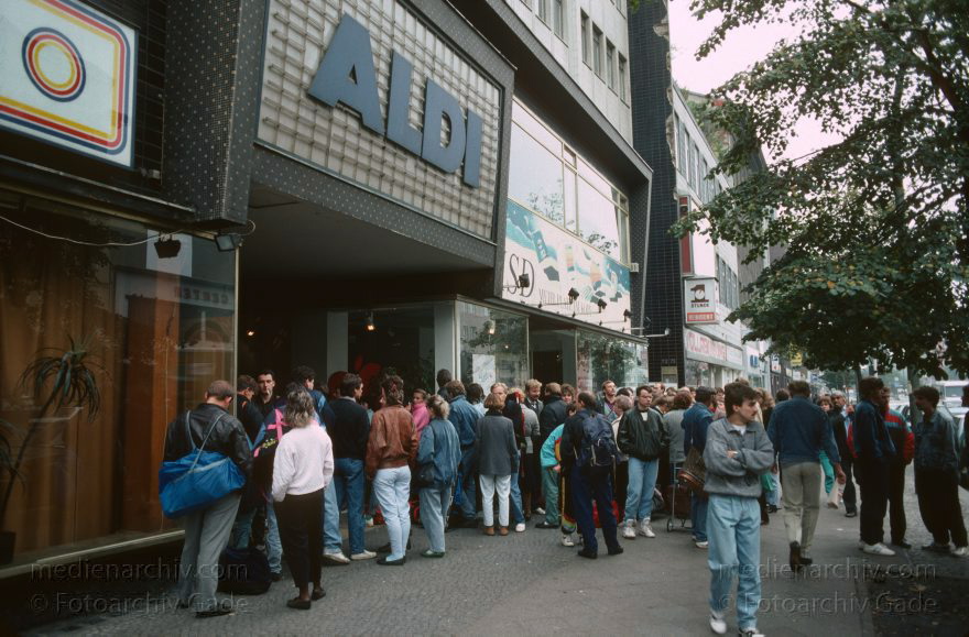 Berlin. Tiergarten. Moabit. Polnische Einkäufer in der Turmstraße bei ALDI
Oktober 1990. Berlin. Tiergarten. Moabit. Polnische Einkäufer in der Turmstraße bei ALDI
Schlüsselwörter: Aldi;Berlin;Deutschland;Germany;Moabit;Polen;Tiergarten;1989;Turmstraße