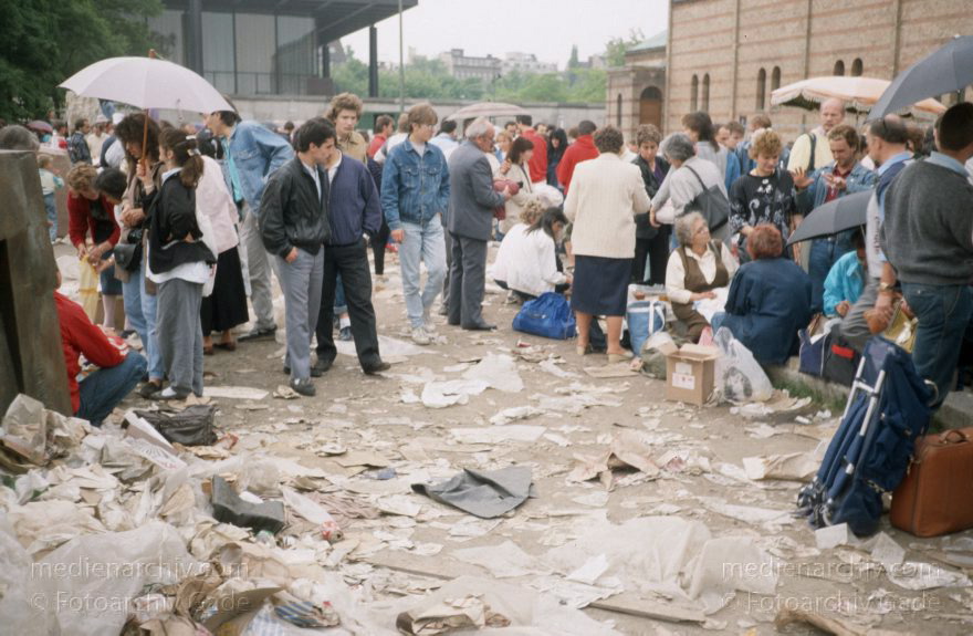 Berlin. Tiergarten. Kulturforum. Polnische Händler mit Waren
Juni 1989. Berlin. Tiergarten. Kulturforum. Polnische Händler mit Waren aus dem Ostblock. Polenmarkt
Schlüsselwörter: Berlin;Deutschland;Germany;Kulturforum;Markt;1989;Polenmarkt