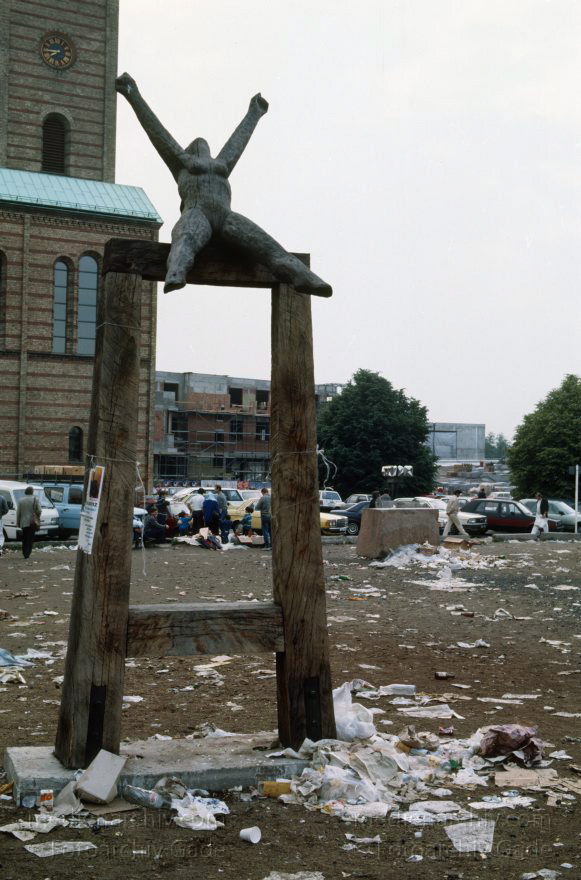 Berlin. Tiergarten. Kulturforum. Polnische Händler mit Waren
Juni 1989. Berlin. Tiergarten. Kulturforum. Polnische Händler mit Waren aus dem Ostblock. Polenmarkt
Schlüsselwörter: Abfall;Berlin;Deutschland;Germany;Kulturforum;Müll;1989;Polenmarkt