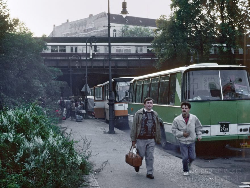Berlin. Tiergarten. Polen
2. 10. 1990. Berlin. Tiergarten. Polen kommen in Reisebussen zum Einkaufen
Schlüsselwörter: Berlin;Deutschland;Germany;Polen;Reisebus;1990;Tiergarten