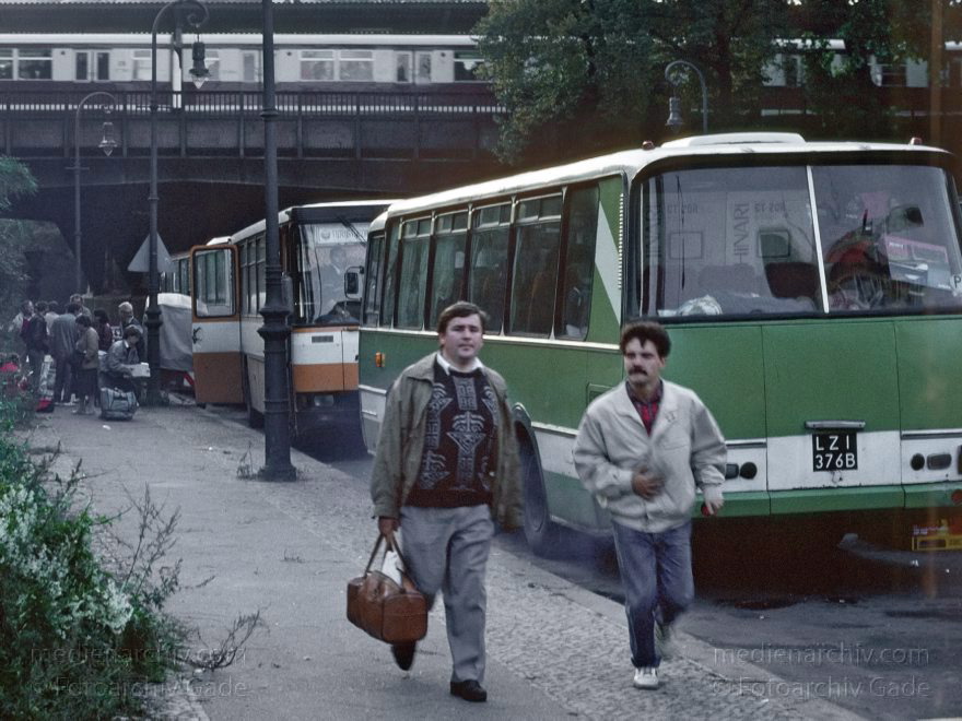 Berlin. Tiergarten. Polen
2. 10. 1990. Berlin. Tiergarten. Polen kommen in Reisebussen zum Einkaufen
Schlüsselwörter: Berlin;Deutschland;Germany;Polen;Reisebus;1990;Tiergarten