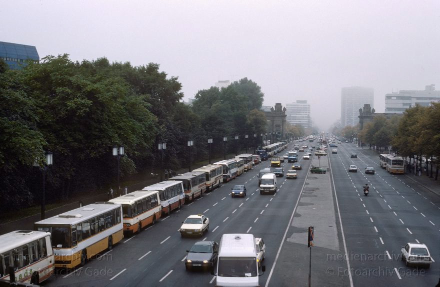 Berlin. Tiergarten. Polen
2. 10. 1990. Berlin. Tiergarten. Polen kommen zum Einkaufen
Schlüsselwörter: Berlin;Deutschland;Germany;Polen;1990;Tiergarten