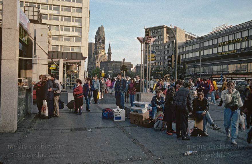 Berlin. Tiergarten. Polen
2. 10. 1990. Berlin. Tiergarten. Polen kommen zum Einkaufen
Schlüsselwörter: Berlin;Deutschland;Germany;Polen;1990;Tiergarten