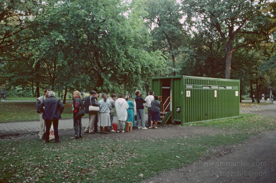 Berlin. Tiergarten. Polen. Toilette
2. 10. 1990. Berlin. Tiergarten. Polen kommen zum Einkaufen. Toilettenhauf
Schlüsselwörter: Berlin;Deutschland;Germany;Polen;Tiergarten;1990;Toilette