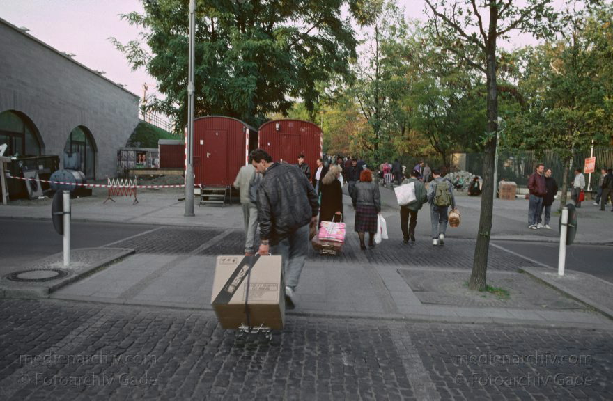 Berlin. Tiergarten. Polen
2. 10. 1990. Berlin. Tiergarten. Polen kommen zum Einkaufen
Schlüsselwörter: Berlin;Deutschland;Germany;Polen;1990;Tiergarten