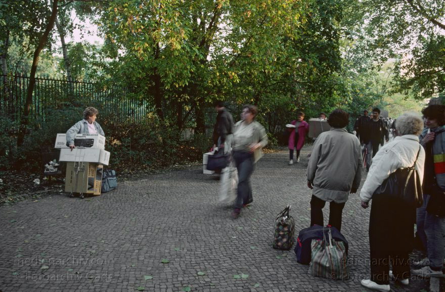 Berlin. Tiergarten. Polen
2. 10. 1990. Berlin. Tiergarten. Polen kommen zum Einkaufen
Schlüsselwörter: Berlin;Deutschland;Germany;Polen;1990;Tiergarten