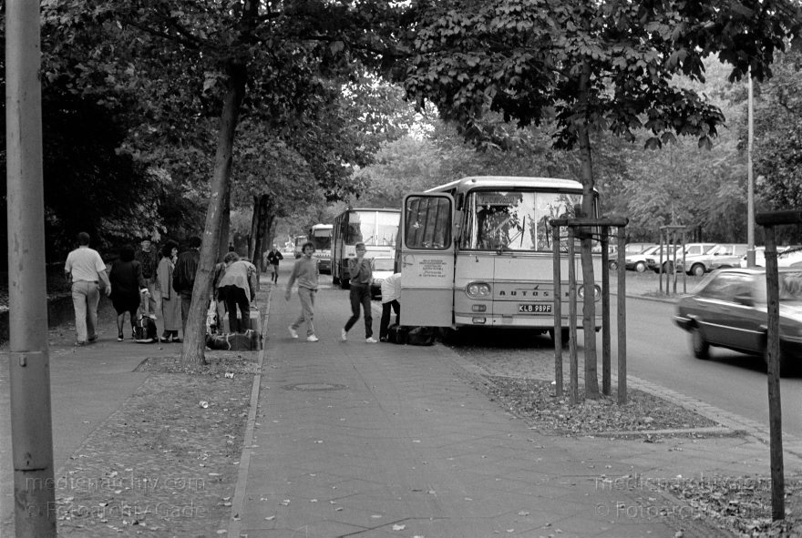 Berlin. Tiergarten. Polen
2. 10. 1990. Berlin. Tiergarten. Polen kommen zum Einkaufen. Autobusse an der Straße des 17. Juni
Schlüsselwörter: Berlin;Deutschland;Germany;Polen;Reisebus;1990;Tiergarten;Straße des 17 Juni