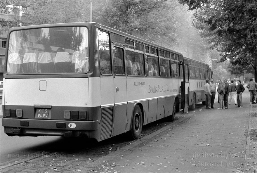 Berlin. Tiergarten. Polen
2. 10. 1990. Berlin. Tiergarten. Polen kommen zum Einkaufen. Autobusse an der Straße des 17. Juni
Schlüsselwörter: Berlin;Deutschland;Germany;Polen;Reisebus;1990;Tiergarten;Straße des 17 Juni