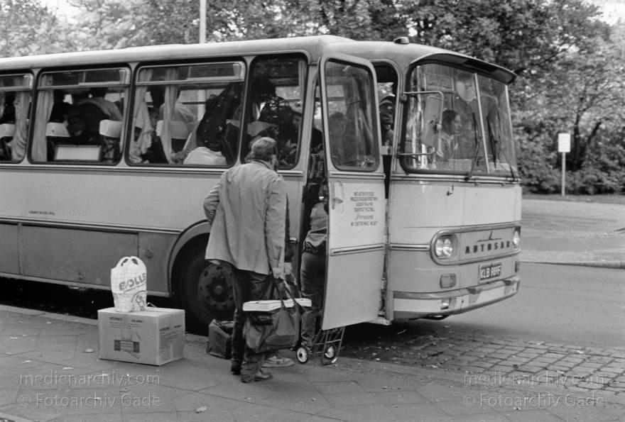 Berlin. Tiergarten. Polen
2. 10. 1990. Berlin. Tiergarten. Polen kommen zum Einkaufen. Autobusse an der Straße des 17. Juni
Schlüsselwörter: Berlin;Deutschland;Germany;Polen;Reisebus;1990;Tiergarten;Straße des 17 Juni