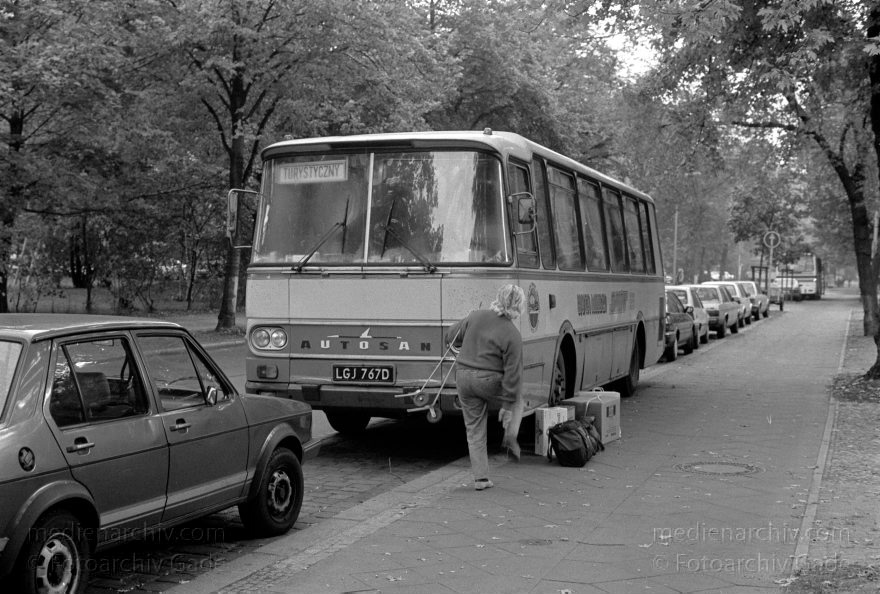 Berlin. Tiergarten. Polen
2. 10. 1990. Berlin. Tiergarten. Polen kommen zum Einkaufen. Autobusse an der Straße des 17. Juni
Schlüsselwörter: Berlin;Deutschland;Germany;Polen;Reisebus;1990;Tiergarten;Straße des 17 Juni