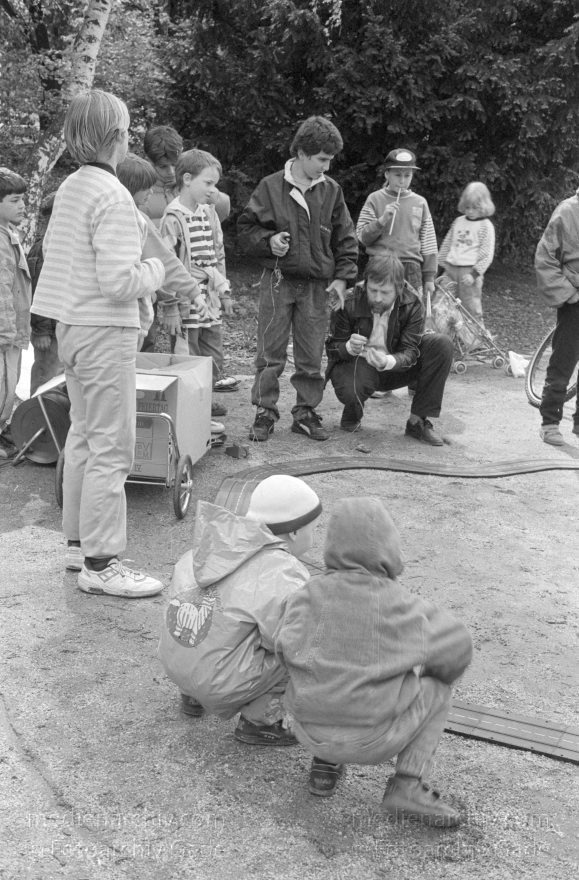 Spielzeug-Autorennbahn auf dem Wassertorplatz in Kreuzberg.
10. 5. 1992. Berlin. Kreuzberg. Fahrraddemo. Radfahrer. Auf dem Wassertorplatz wurde eine Spielzeug-Autorennbahn für Kinder aufgebaut.
Schlüsselwörter: Berlin;Deutschland;Germany;Kinder;Kreuzberg;Rennbahn;1992;Wassertorplatz