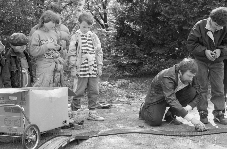 Spielzeug-Autorennbahn auf dem Wassertorplatz in Kreuzberg.
10. 5. 1992. Berlin. Kreuzberg. Fahrraddemo. Radfahrer. Auf dem Wassertorplatz wurde eine Spielzeug-Autorennbahn für Kinder aufgebaut.
Schlüsselwörter: Berlin;Deutschland;Germany;Kinder;Kreuzberg;Rennbahn;1992;Wassertorplatz