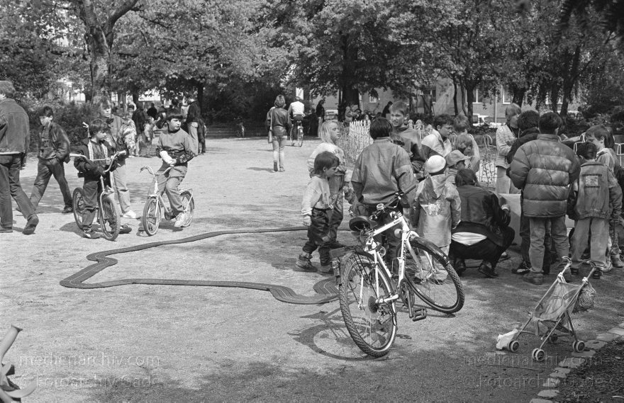 Spielzeug-Autorennbahn auf dem Wassertorplatz in Kreuzberg.
10. 5. 1992. Berlin. Kreuzberg. Fahrraddemo. Radfahrer. Auf dem Wassertorplatz wurde eine Spielzeug-Autorennbahn für Kinder aufgebaut.
Schlüsselwörter: Berlin;Demo;Deutschland;Germany;Kinder;Kreuzberg;Rennbahn;1992;Wassertorplatz