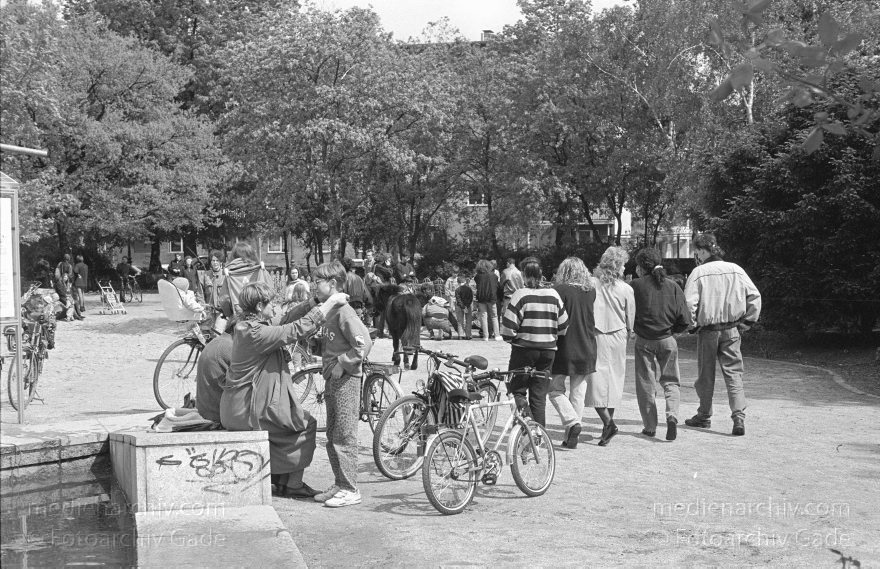 Spielzeug-Autorennbahn auf dem Wassertorplatz in Kreuzberg.
10. 5. 1992. Berlin. Kreuzberg. Fahrraddemo. Radfahrer. Auf dem Wassertorplatz wurde eine Spielzeug-Autorennbahn für Kinder aufgebaut.
Schlüsselwörter: Berlin;Demo;Deutschland;Germany;Kinder;Kreuzberg;Rennbahn;1992;Wassertorplatz